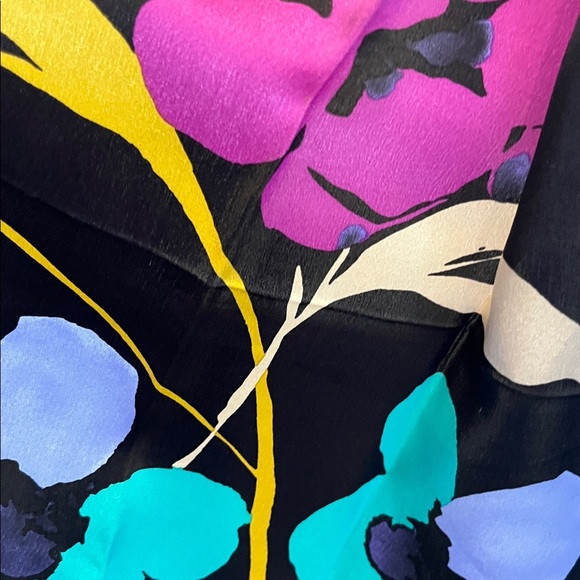Vivid and  Eye Catching Anne Klein Silk Scarf Very Long! Large Graphic Flowers - Picture 10 of 11